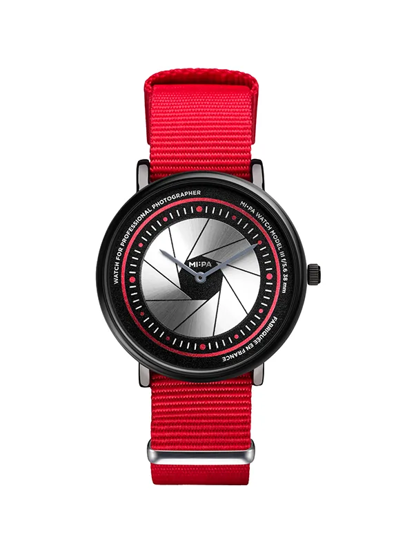 Montre à bracelet NATO rouge sur fond blanc