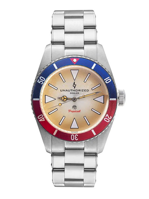 Montre à lunette bleue et rouge et cadran crème sur fond blanc